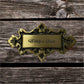 Edel Design Antikes Türschild aus Messing - Individuell graviertes Elegante Haustürdekoration und Geschenkidee - Personalisiertes Türschild mit Namen und antikem Finish